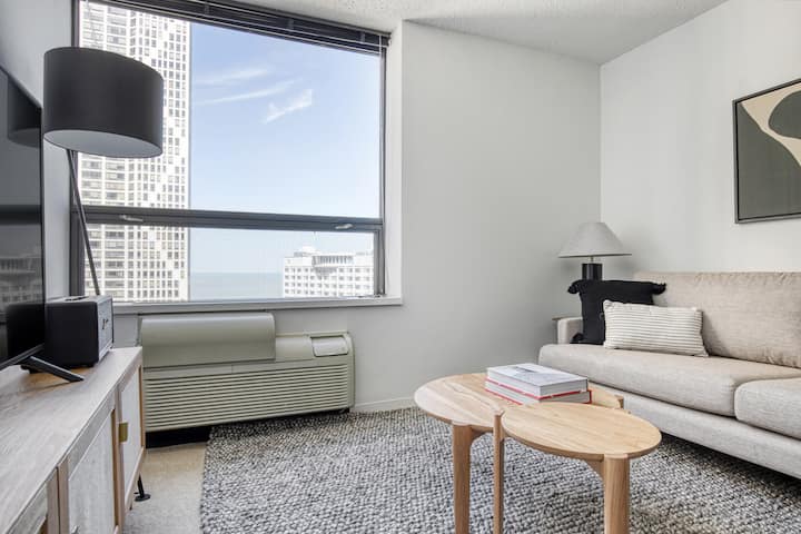 Amazing Streeterville 1br W/ Gym, Pool, Walk To Navy Pier, By Blueground - Chicago, IL