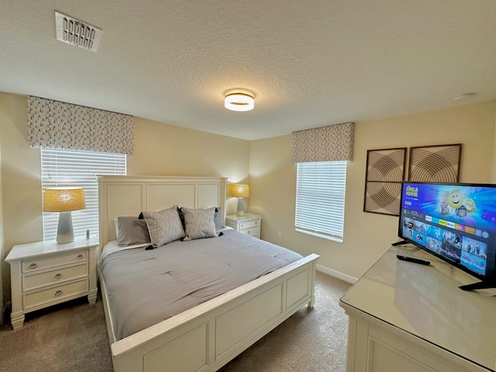 El dormitorio 04 está situado en el segundo piso de la sala de estar. Tiene una cama king size. La habitación cuenta con un televisor inteligente con todas tus aplicaciones favoritas como Hulu, Netflix y Disney+. Servicio de suscripción a aplicaciones no incluidas. Por favor, trae la información de tu cuenta.