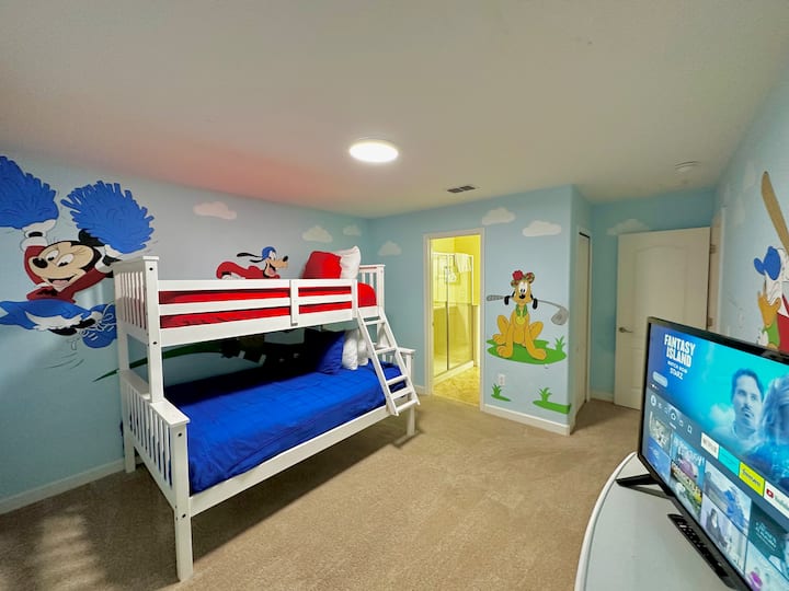 El dormitorio Mickey se encuentra en el segundo piso, junto a la zona de lavandería. Tiene una litera doble y de tamaño completo y se adjunta a un baño con jack-and-jill. La habitación cuenta con un televisor inteligente con todas tus aplicaciones favoritas como Hulu, Netflix y Disney+. Servicio de suscripción a aplicaciones no incluidas. Por favor, trae la información de tu cuenta.