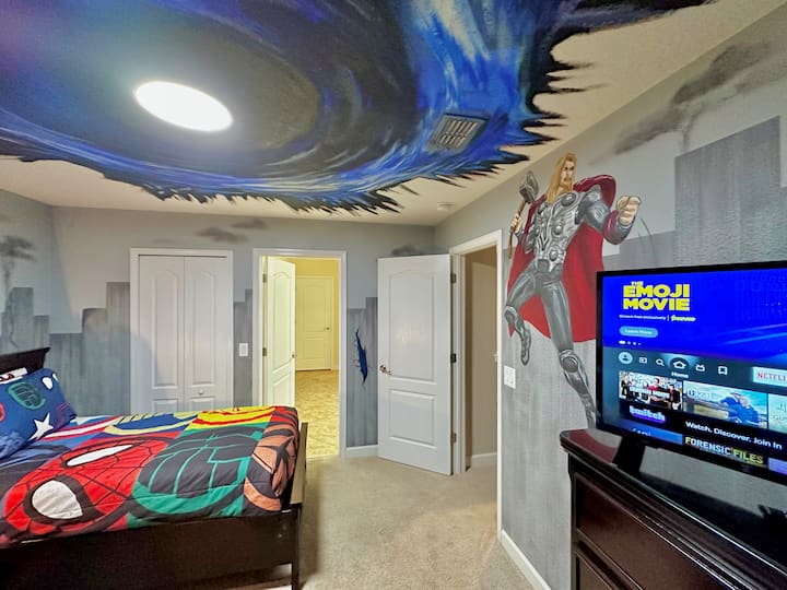 El dormitorio de los Vengadores se encuentra en el segundo piso de la sala de estar. Tiene una cama doble y de tamaño completo y está unido a un baño con jack-and-jill. La habitación cuenta con un televisor inteligente con todas tus aplicaciones favoritas como Hulu, Netflix y Disney+. Servicio de suscripción a aplicaciones no incluidas. Por favor, trae la información de tu cuenta.