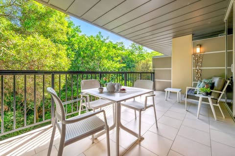 Tranquil treetop retreat with large balcony
