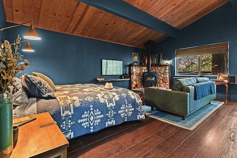 Black Mountain by Freewyld | Romantic Tiny Cabin