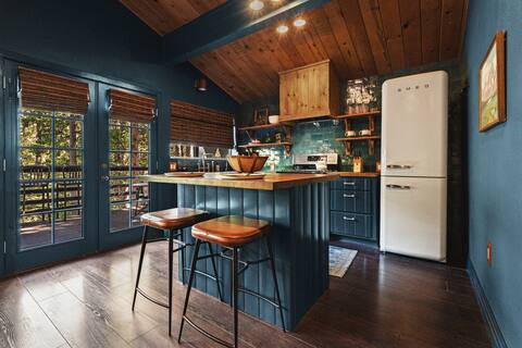 Black Mountain by Freewyld | Romantic Tiny Cabin