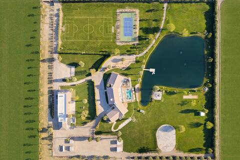 Buena Vista by AvantStay | Tremendous Backyard