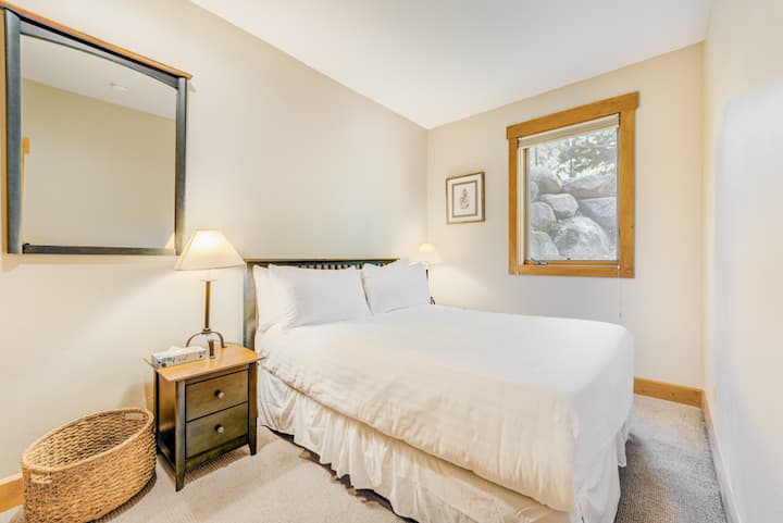 חדר אורחים בקומה התחתונה, חדר שינה אחד עם מיטת קווין סייז. 