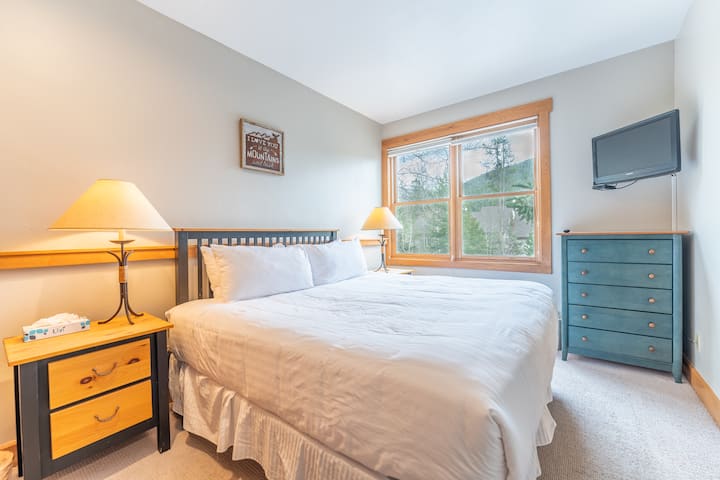 מיטת קינג סייז שנוספה לאחרונה בסוויטה הראשית. 