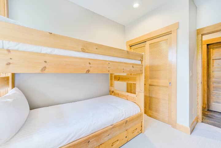 חדר אורחים בקומה התחתונה 2 עם מיטת קומותיים זוגית בתוספת מיטה זוגית. 