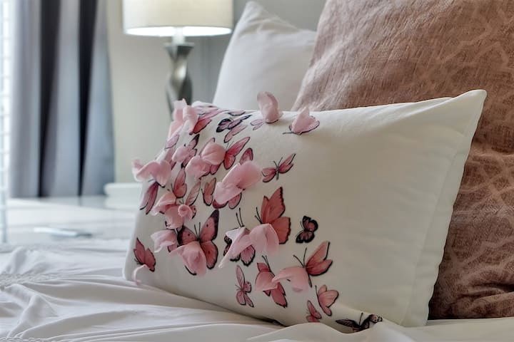 Style moderne avec des œuvres d'art botaniques et des touches