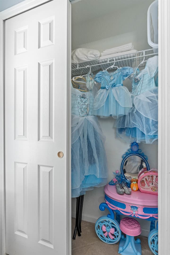 Les robes de Cendrillon, les robes fantaisistes pour enfants et même des pantoufles en verre
