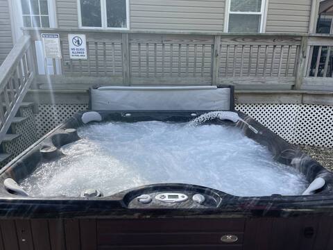 Large 5BR Home Sleeps 16! Hot Tub!