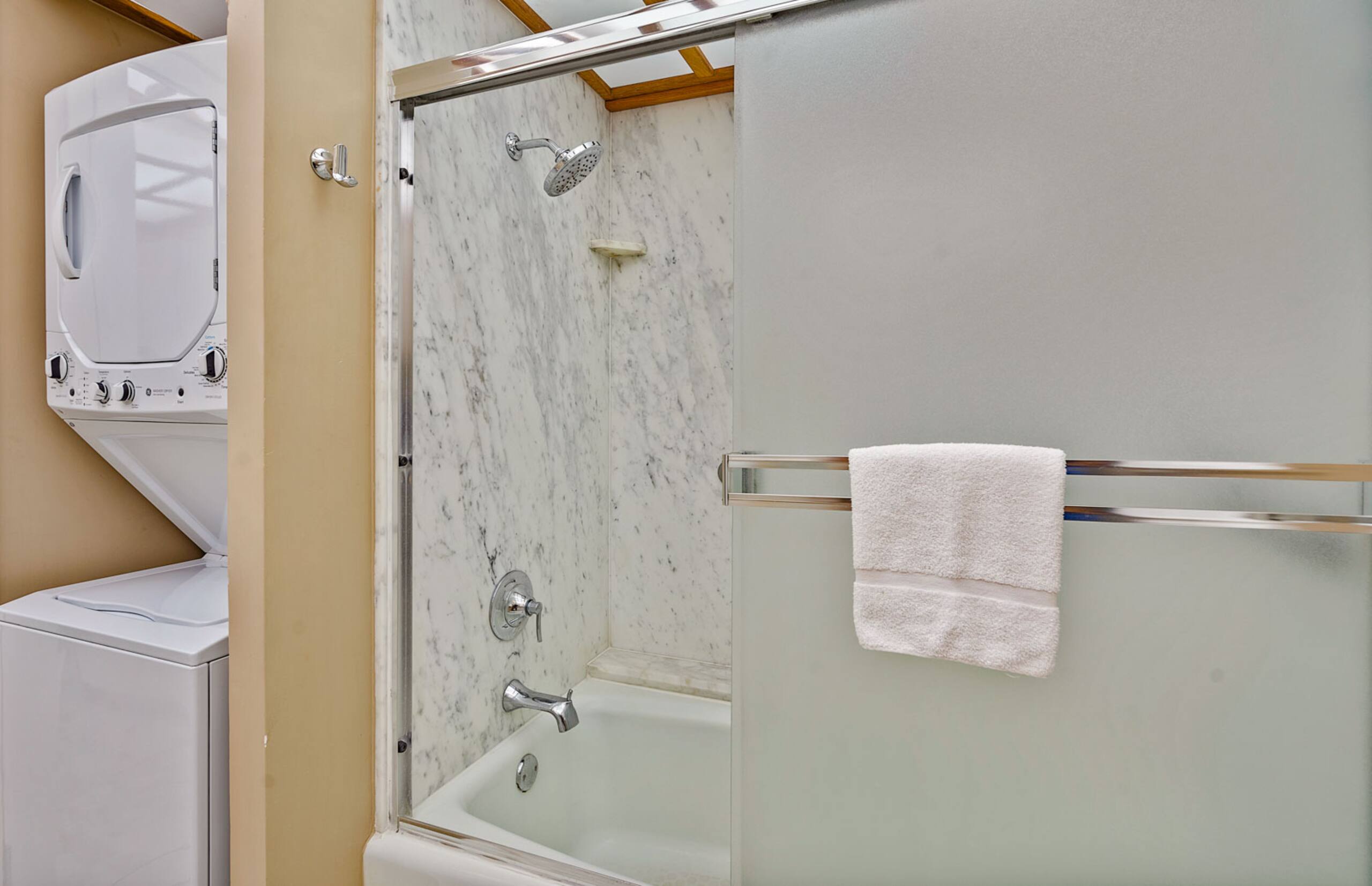 Condo in Lahaina · ★5.0 · 1 bedroom · 2 beds · 2 baths - Image 25