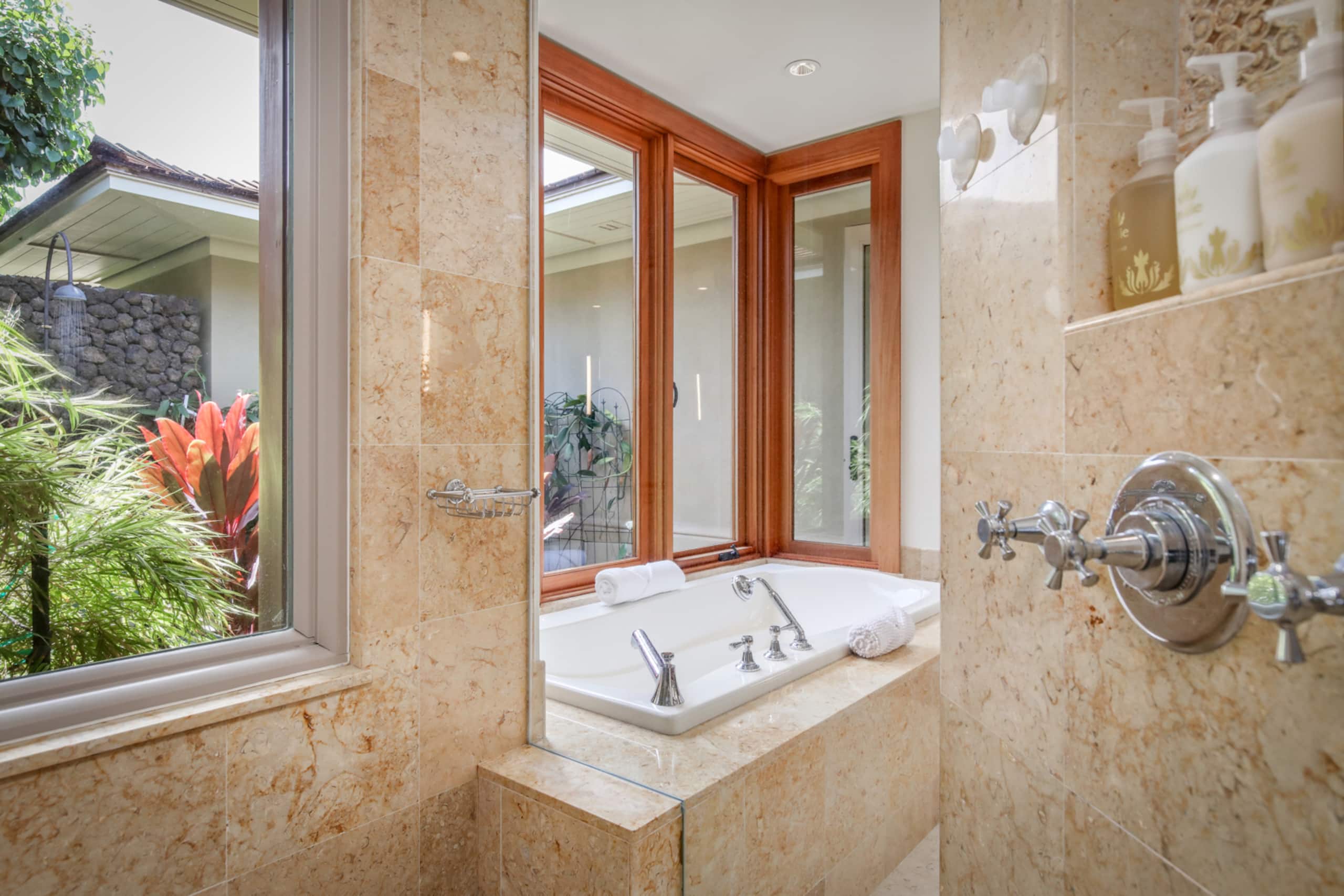 Home in Kailua-Kona · ★5.0 · 4 bedrooms · 4 beds · 4.5 baths - Image 12