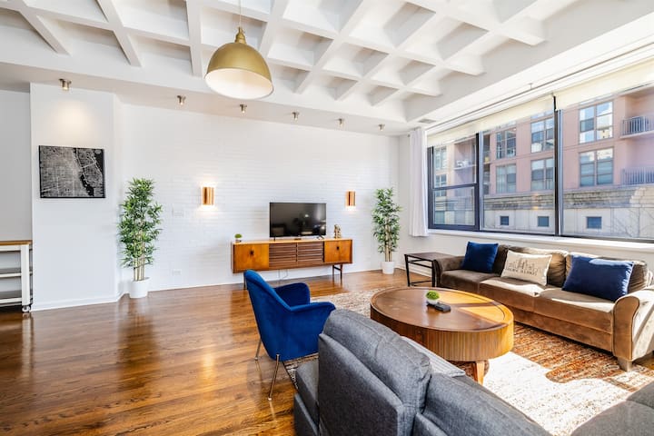 Lavish 2BR/2BA Loft I Next to Grant Park & Museums