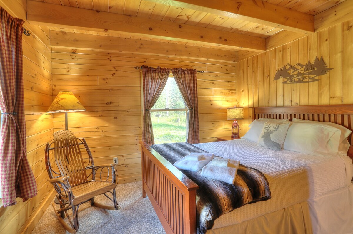 ห้องนอนชั้นหลัก - เตียงควีนไซส์