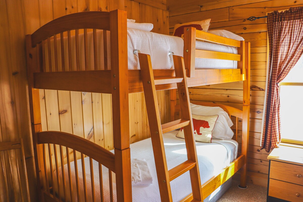 ห้องนอนชั้นหลัก - เตียงสองชั้นและเตียงคู่