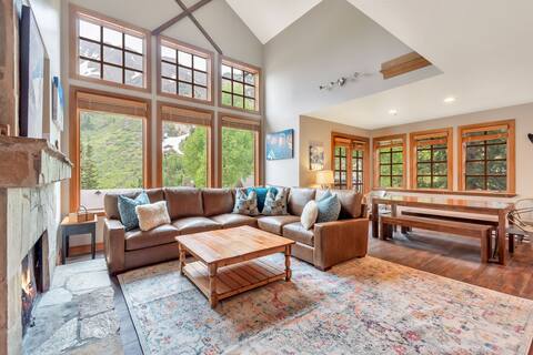Ski in/Out to Snowbird in this Unit with Hot Tub