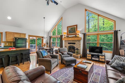 Dog-Friendly Three Little Birds Cottage on 3 Acres