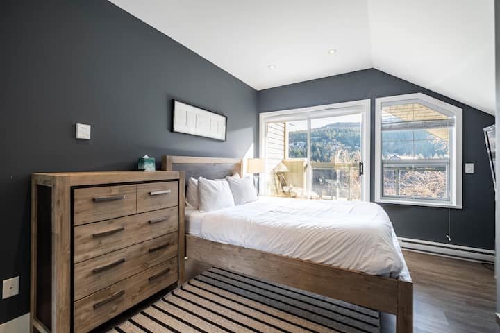 Dormitorio principal: cama tamaño queen, baño privado, TV