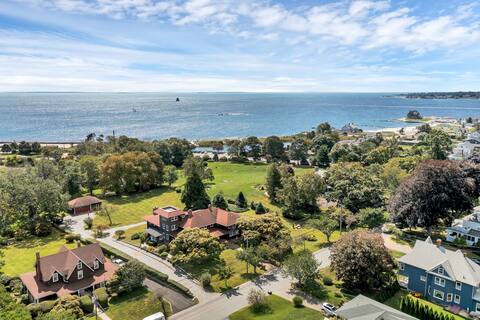 Magnificent Ferncrest - Towering Home on the Coast