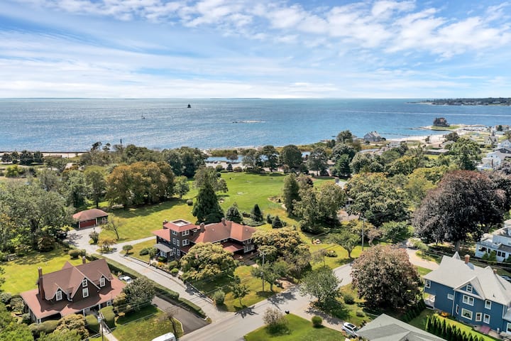 Magnificent Ferncrest - Towering Home on the Coast