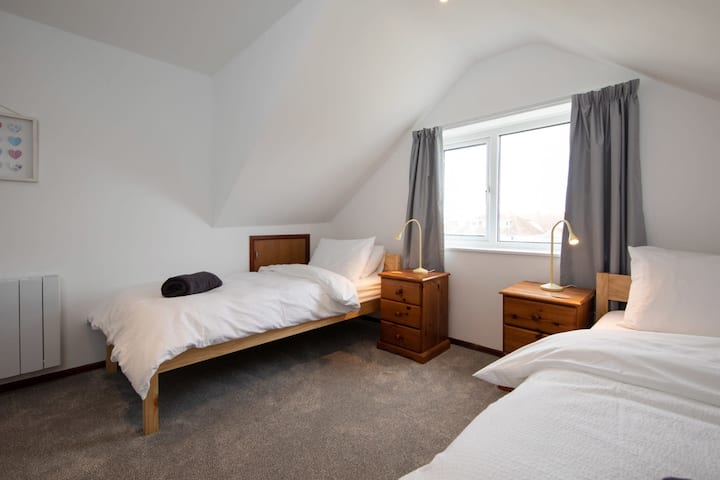 La chambre double spacieuse avec deux lits jumeaux