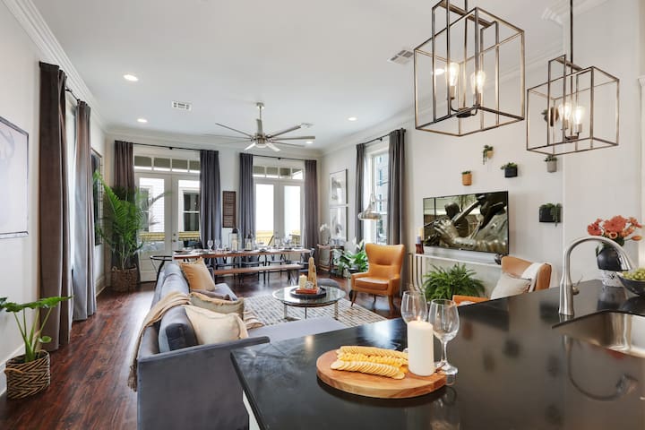 Sunny, Midcentury Luxury Home, near French Quarter