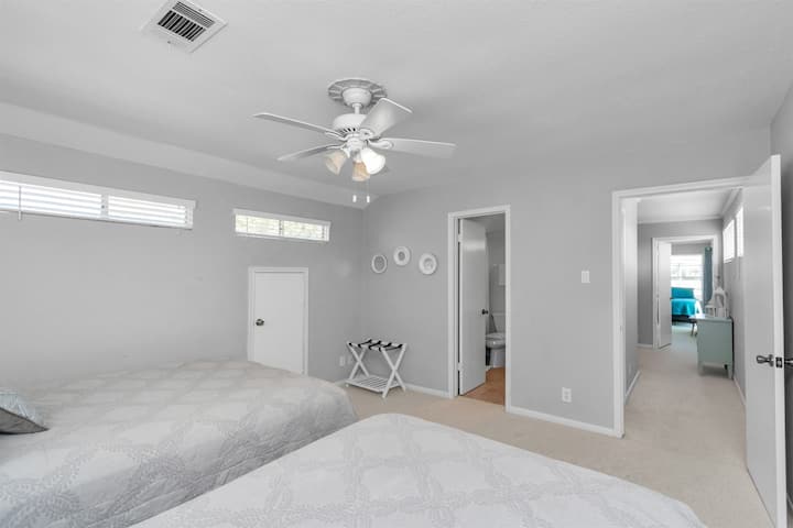 ¡El dormitorio derecho y lateral ofrece 2 camas con baño ubicado directamente fuera del dormitorio para facilitar su uso y prepararse!