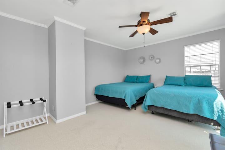 ¡El dormitorio izquierdo tiene 2 camas con impresionantes vistas al lago con puertas que conducen al balcón exterior para disfrutar!