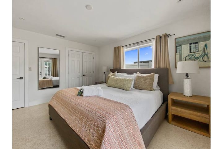 تحتوي غرفة نوم الضيوف على سرير كبير الحجم، مع تلفزيون ذكي. الملاءات ذات جودة عالية والمراتب جديدة ومريحة ومحمية جيدًا بواقي للفراش.