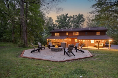 Fireside Cabin | HOT TUB, TV + Game Room!