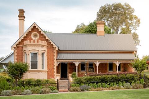 The Monarch Tumut - Heritage luxury