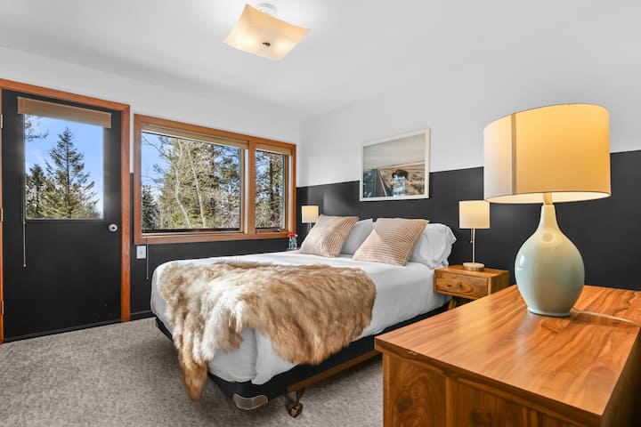 Quarto Queen - andar principal, com acesso ao deck através do quarto King adjacente.