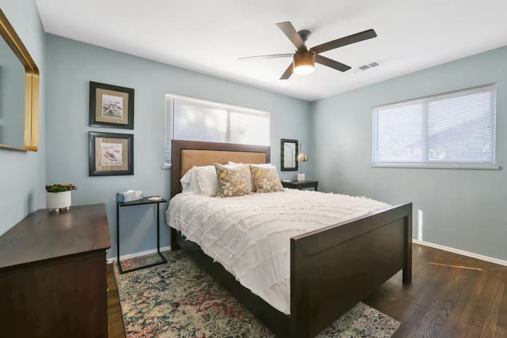 el segundo dormitorio ofrece una cómoda cama tamaño queen.