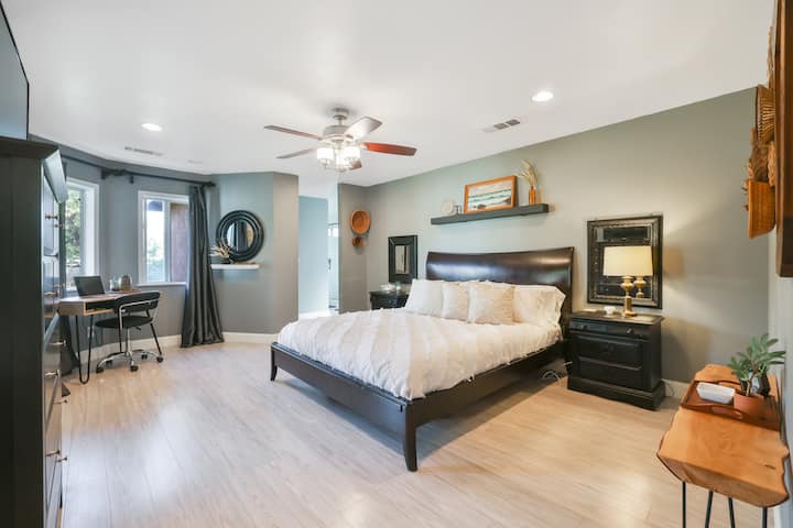 El dormitorio principal muy espacioso tiene una cómoda cama tamaño king y un espacio de oficina.