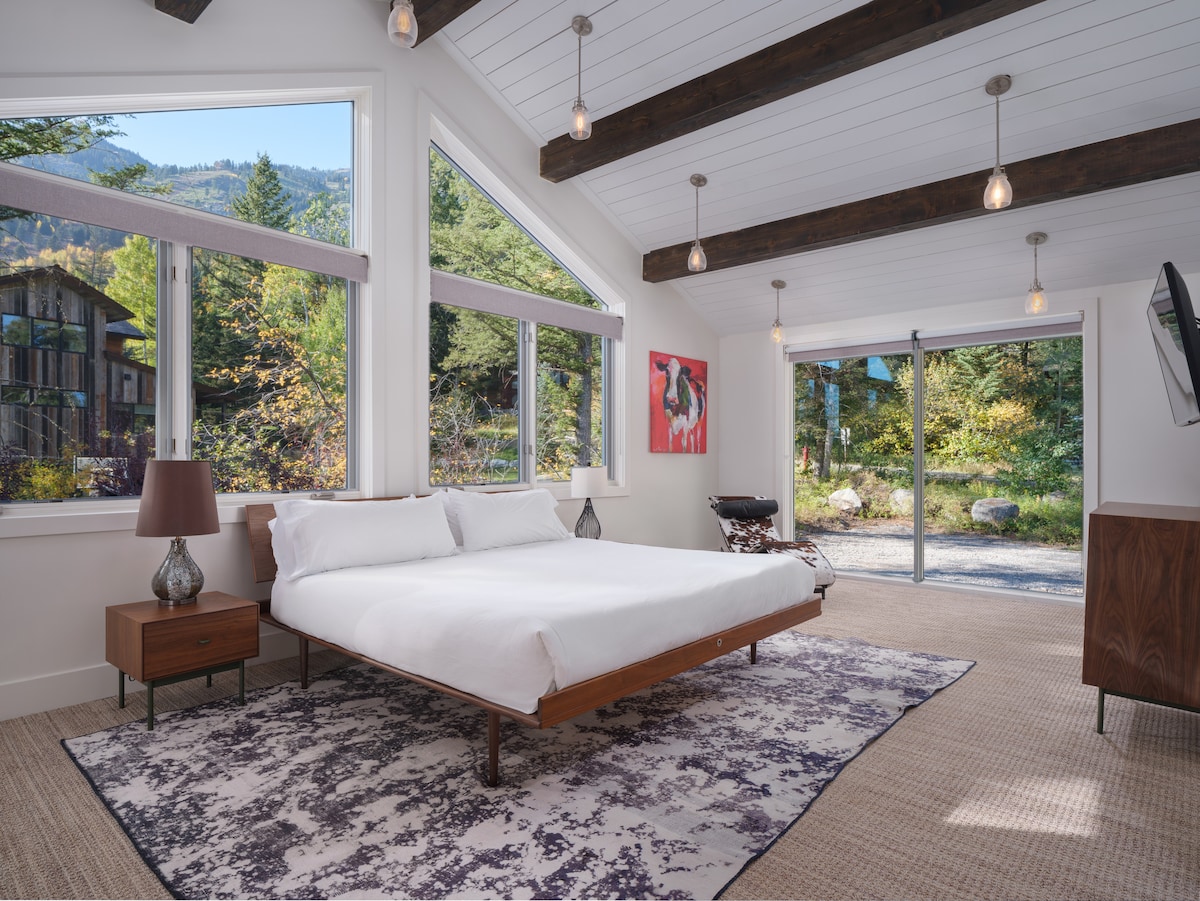 Upstairs King Primary Suite