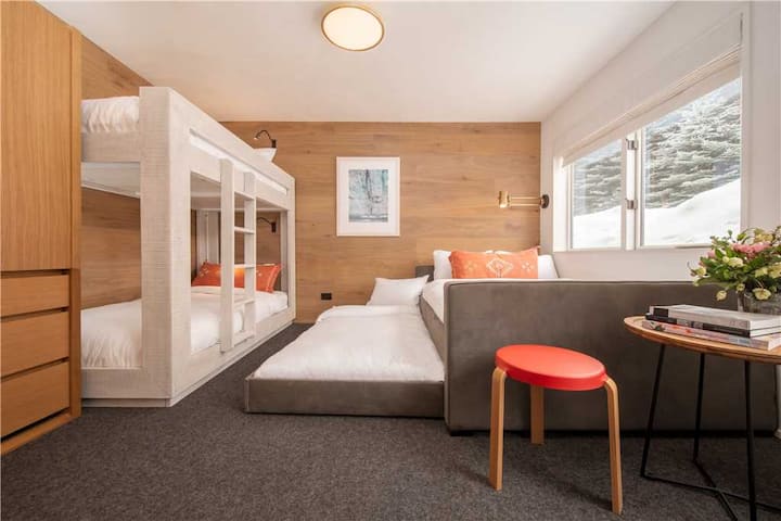 Litera (individual con dos camas individuales) y dormitorio queen con cama nido individual