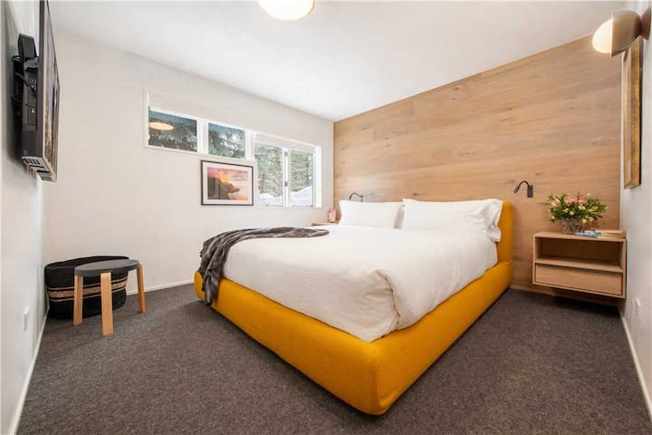 Dormitorio con cama tamaño king en el nivel inferior