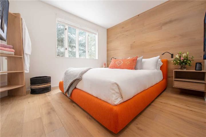 Dormitorio tamaño king de nivel medio con TV y baño adjunto