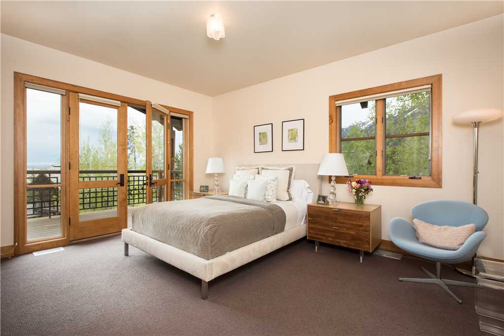 Ahora es un dormitorio tamaño king, con terraza, nivel superior (las fotos próximamente)