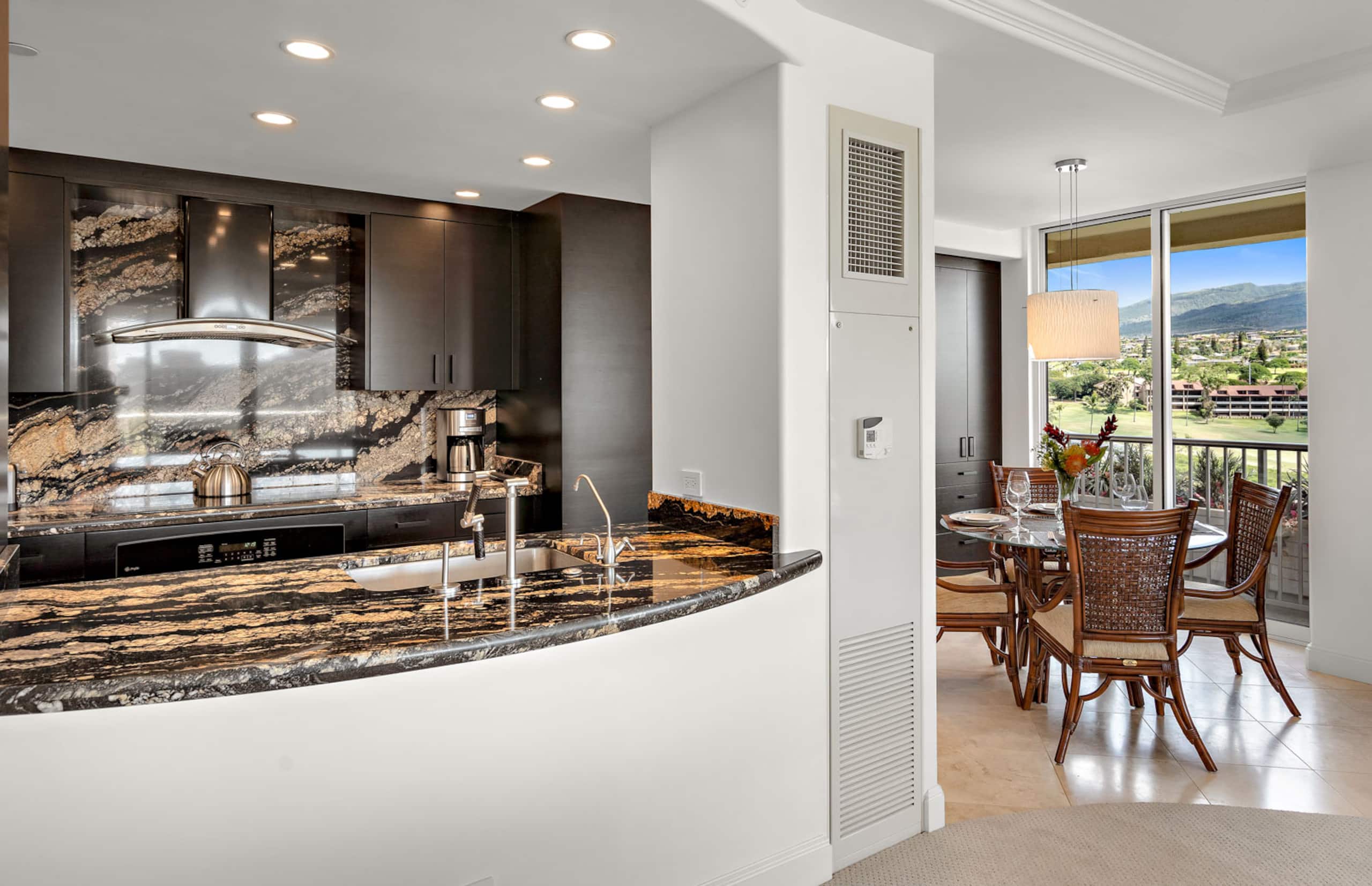 Condo in Lahaina · ★4.87 · 2 bedrooms · 3 beds · 2 baths - Image 10