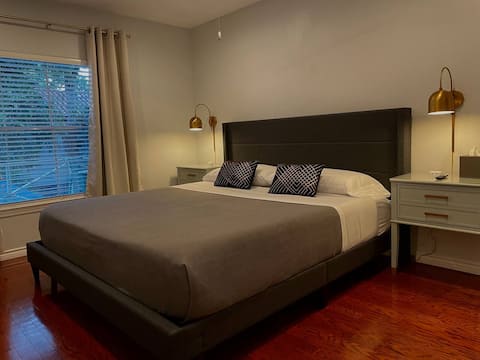 Successful Airbnb property: Henderson Haven - 1 bedroom King Bed Private Patio in Knox Park