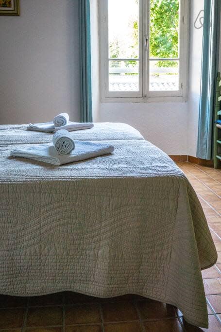 Спална соба со два единечни кревета 