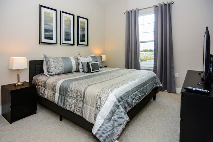 Odpočiňte si v našich posteliach vysokej kvality, hneď po dlhom dni v parkoch! (ktoré sú naozaj blízko nášho bývania!)