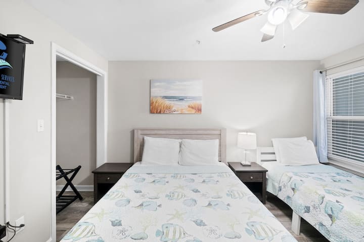 Acogedora habitación con una decoración sencilla y moderna y relajantes tonos inspirados en la playa para pasar una noche tranquila