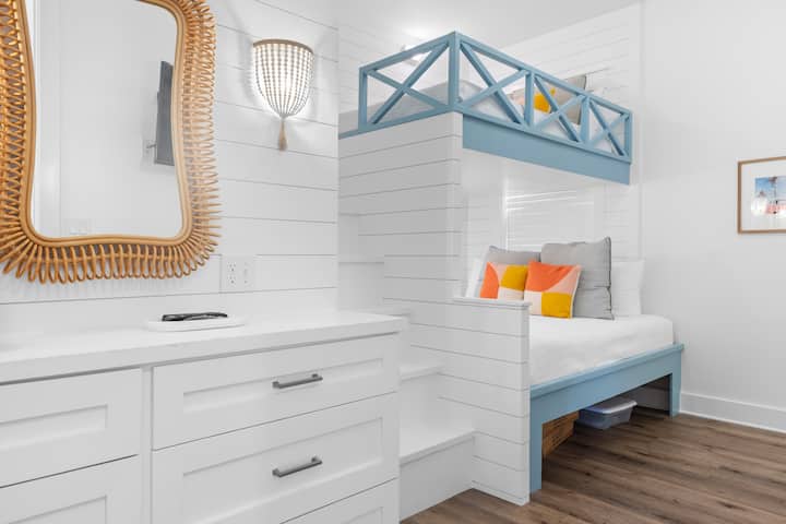 בחדר השינה 5 יש מיטת קווין סייז על קינג סייז, טלוויזיה וגישה לחדר רחצה משותף.