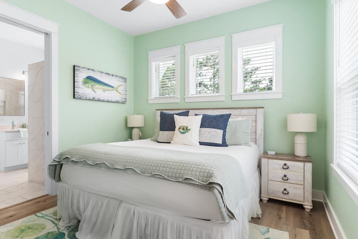 חדר שינה 2 כולל מיטת קינג סייז, טלוויזיה וחדר רחצה צמוד.