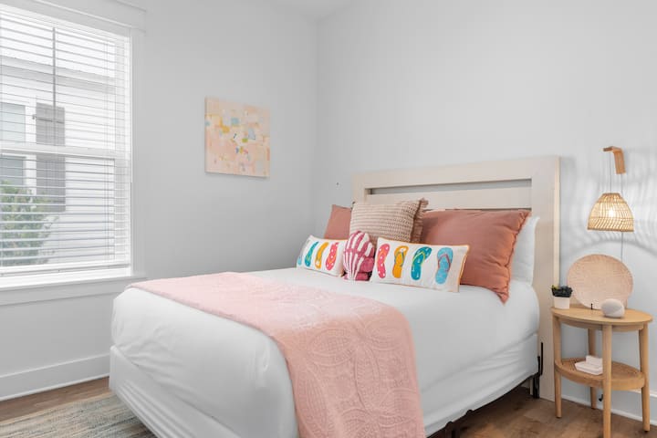 חדר שינה 3 כולל מיטת קווין סייז, טלוויזיה וחדר רחצה צמוד.