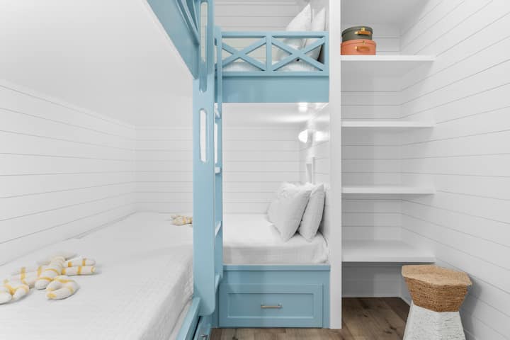 בחדר השינה 6 יש 2 מיטות קומתיים, טלוויזיה וגישה לחדר רחצה משותף.