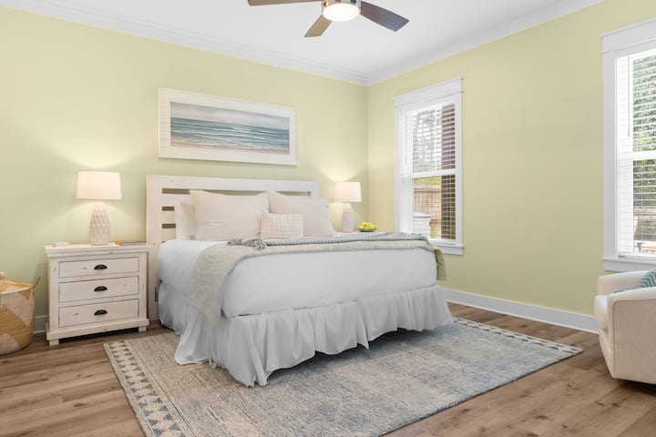 בחדר השינה הראשי יש מיטת קינג סייז, טלוויזיה וחדר רחצה צמוד.