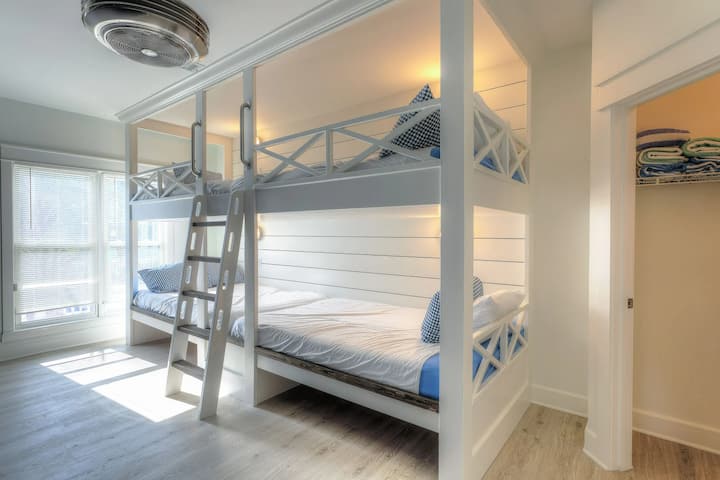 Dhoma e gjumit 3 ka 2 krevate të plotë mbi krevate marinarë.